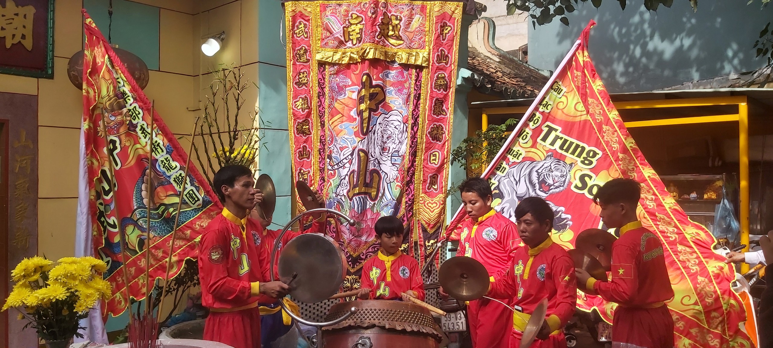 Đoàn Lân Múa Đẹp Nhất Quận 8 - Sự Hoành Tráng Của Múa Lân Khai Trương . Trong lịch sử văn hóa dân tộc Việt Nam, múa lân luôn được coi là một biểu tượng may mắn, mang lại sự thịnh vượng và thành công.